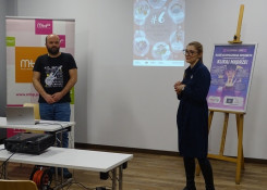 Akcje: Jak bycie w sieci wpływa na dzieci